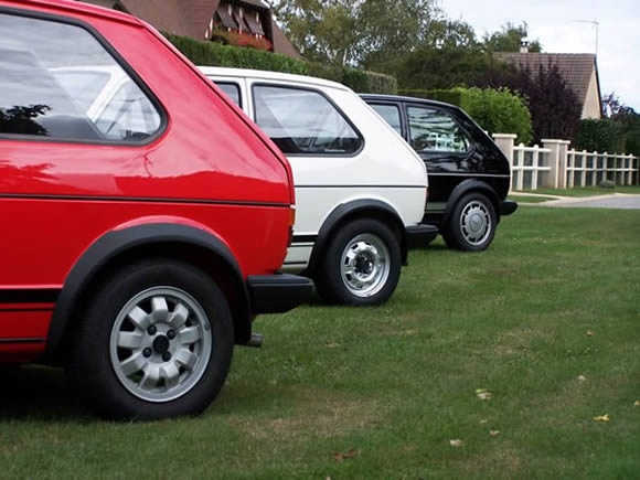 Au premier plan, les jantes disponibles en option sur la GTI, puis les jantes de série puis les jantes Pirelli.