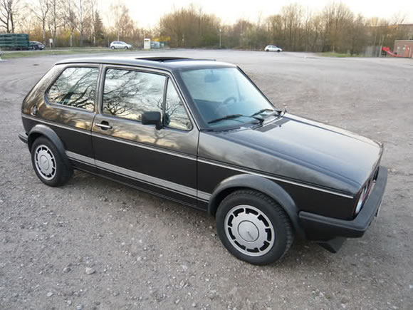 L P9V schwarz metallic 3993