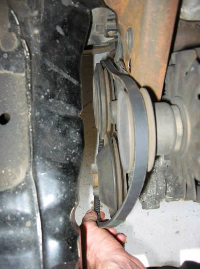 Pour facilité la dépose de la courroie d'alternateur, commencer par la poulie de pompe à eau.