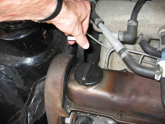 Dépose du cache courroie supérieur : commencer par les deux vis du haut