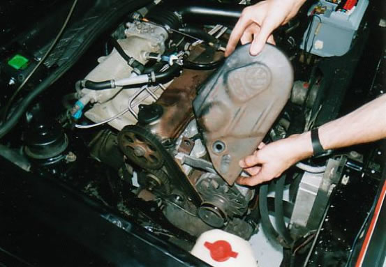 Le cache courroie supérieur est facile à déposer : deux écrous (qui maintiennent aussi le cache culbuteur)