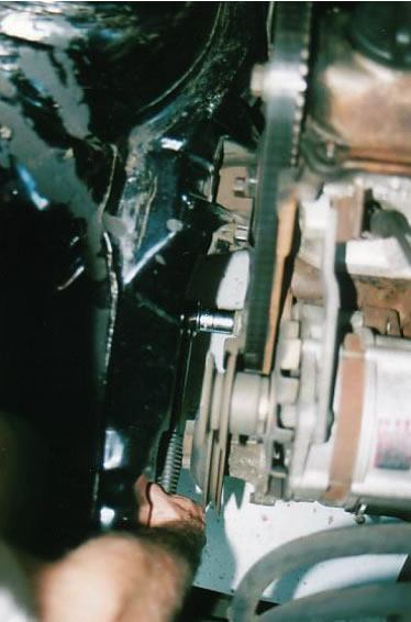 On peut entraîner le moteur, à l'aide d'une clé, par l'hexagone situé en bout