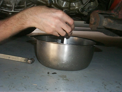 La vidange, de la même façon que pour le moteur.