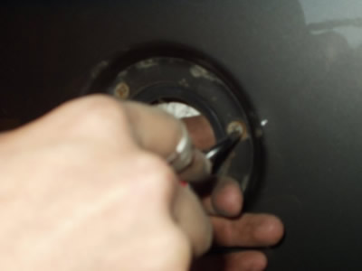 Enlever les 3 vis de maintien de la goulotte sur l'aile