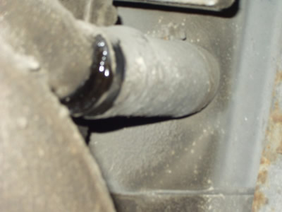 Démonter le collier de serrage sur la durite du réservoir