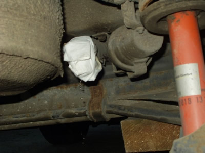 Obturer la durite avec un chiffon le temps de préparer les nouvelles pièces