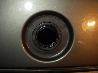 Pose de l'autocollant pour finir. Avec doigté car c'est de la finition !