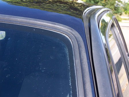 Le pare-brise, contrairement aux autres GTI, est collé.