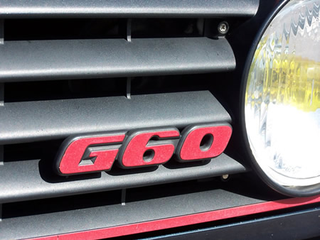 Le monogramme apposé sur la calandre.