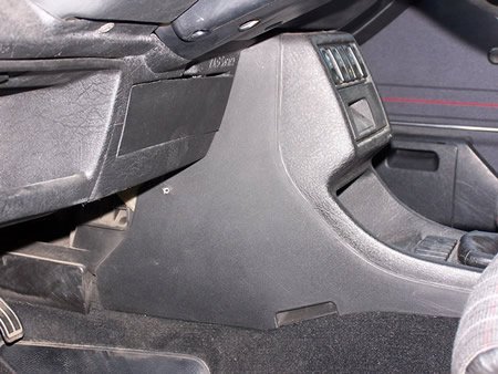 Le tunnel de passage d'échappement est modifié, à cause du catalyseur.