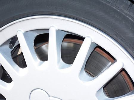 Les disques de frein en 280 remplissent bien la jante !