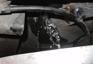 Le tuyau d'alimentation de la pompe déposé, l'essence se vide... Gare à l'incendie!!