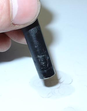 On tape l'injecteur pour le vider de ses crasses