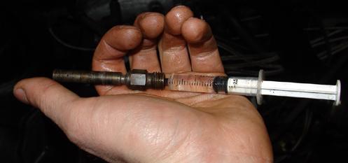 On vaporise du nettoyant à l'aide d'une seringue