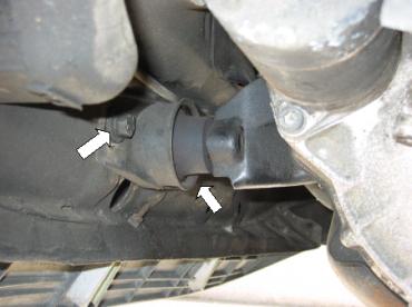 Déposer les deux grosses vis du silentbloc antibasculement, afin de le libérer.