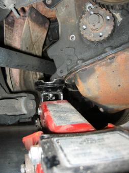 Le cric prend appui sur le bord inférieur du bloc. Il est impératif qu'il soit stable.