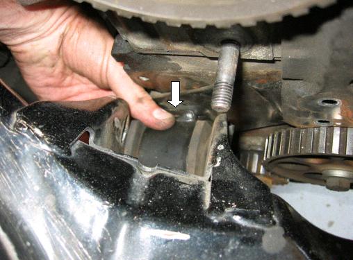 Le support moteur se retire par le bas : il faut baisser le moteur, grâce au cric.