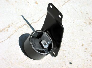 le V du silentbloc et vers le haut.