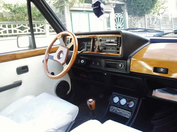 Les intérieurs cuir et bois ont eu un certain succés à la belle époque de la GTI...