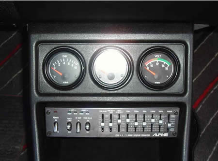 La pression d'huile et le voltmetre complètent la température d'origine, quant à l'Alpine... je veux le même !