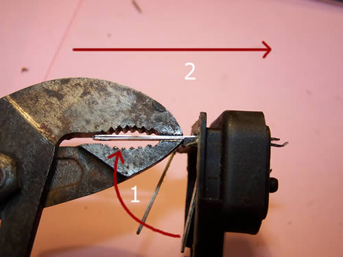 Tordre les broches à 90 ° (1) puis les expulser (2).