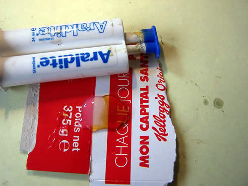 L'araldite est composée d'un durcisseur. Il faut bien mélanger l'ensemble...