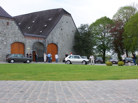 Devant la distillerie de Biercée.