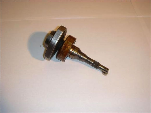 L'ensemble axe / pignon / roulement fraîchement sorti.