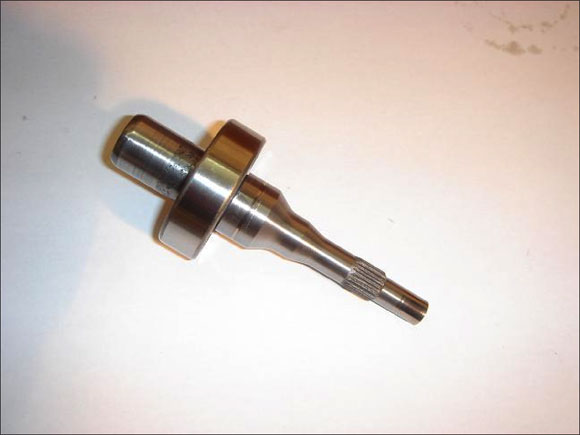 L'axe avec son nouveau roulement.