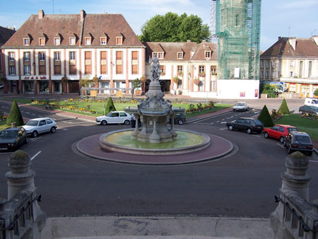 Place de la mairie, idéale pour se retrouver facilement