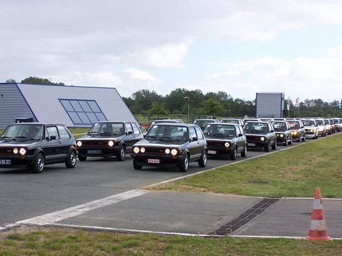 Alignées au cordeau, tous feux allumés