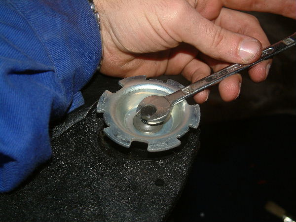 Pour une meilleure prise et afin de bloquer le système de basculement maintenir la molette avec l'autre main.