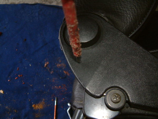 Appuyer à l'aide d'un tournevis pour faire sortir le goujon et le récupérer.