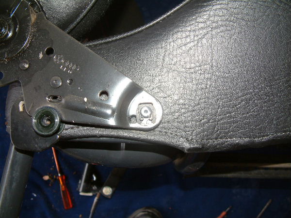 L'un des deux clips qui permet de maintenir les deux structures en elles