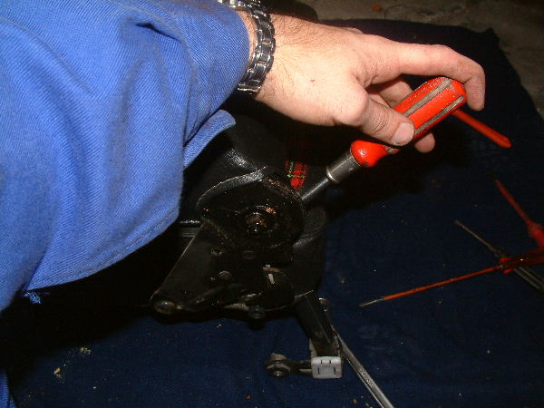 Faire levier avec un tournevis pour désassembler les deux parties