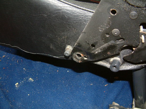 Écarter cette partie lorsque vous tirer le dossier pour ne pas endommager l'assise