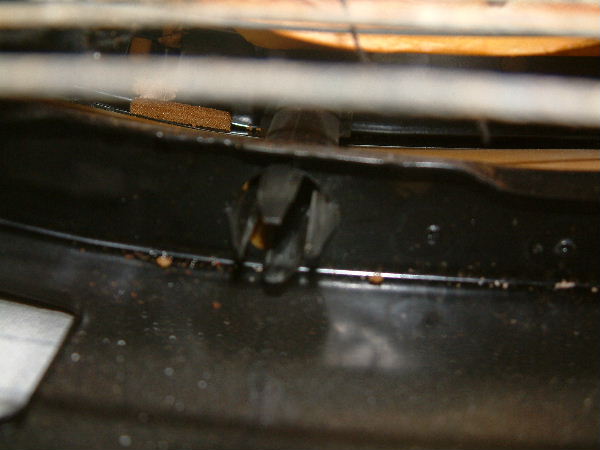 Vue d'une fixation du guide d'appui-tête (le plus difficile à enlever)