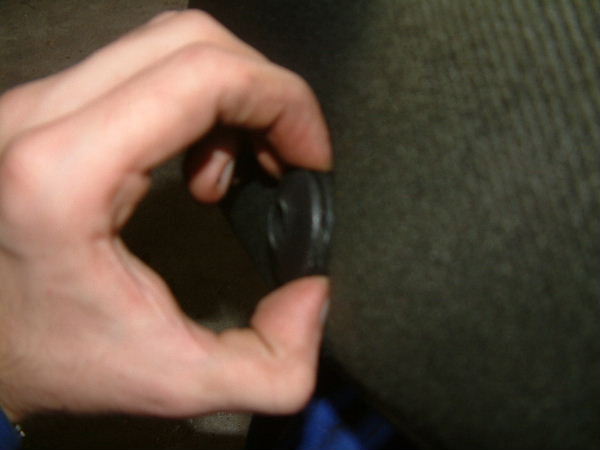 Tirer tout en appuyant sur les quatre parties intérieures