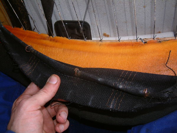 Vous pouvez laisser les agrafes sur le tissu en cas de simple réparation d'un montant par exemple