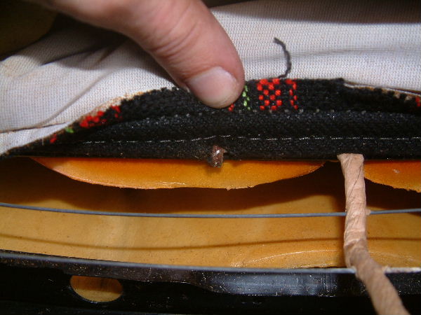 Ne pas oublier de retirer celles sur le haut du siège au niveau des guides d'appui-tête