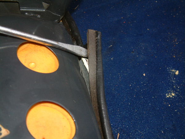 Soulever la partie cartonnée avec un tournevis