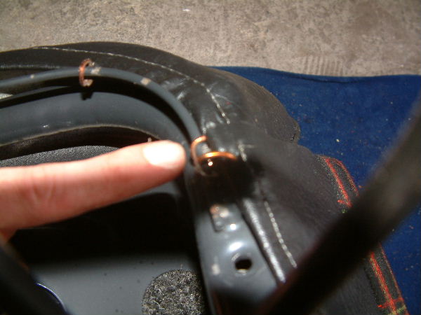 Les agrafes qui maintiennent l'avant