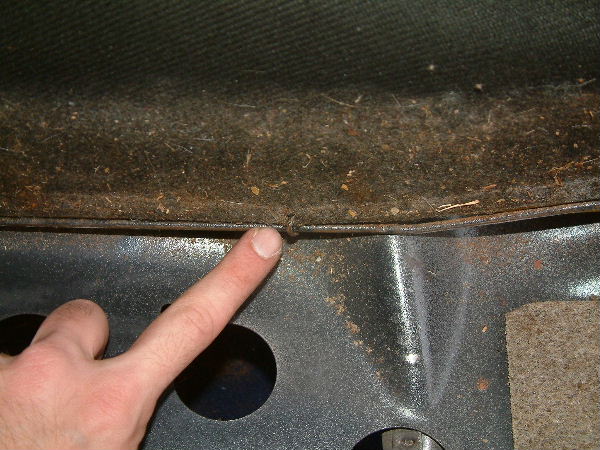 L'agrafe centrale à retirer