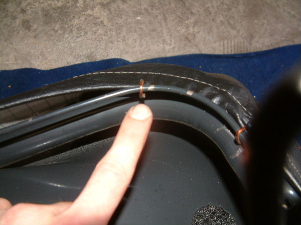 Retirer les deux agrafes sur le devant