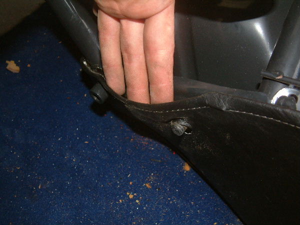 Avant de retirer l'ensemble enlever la partie maintenue sur le côté