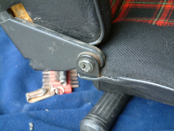 Dévisser les vis cruciformes de chaque côté