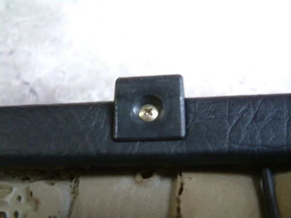 Enlever  les deux  protections de chaque côté