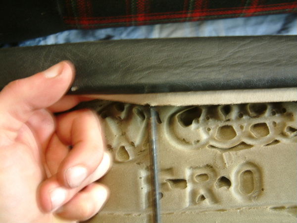 Attention au niveau des tiges pour ne pas couper le carton