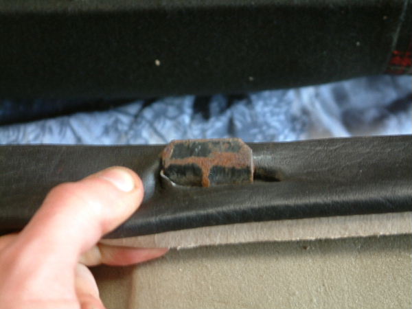 Soulever la housse du crochet de fixation