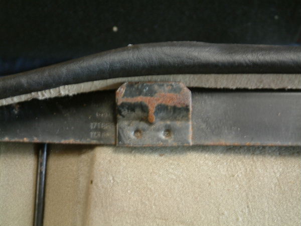 Ce crochet maintient la banquette sur la caisse